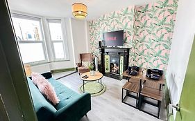 2 Bedroom Flat With Indoor Fireplace In Shepherds Bush, Near White City
